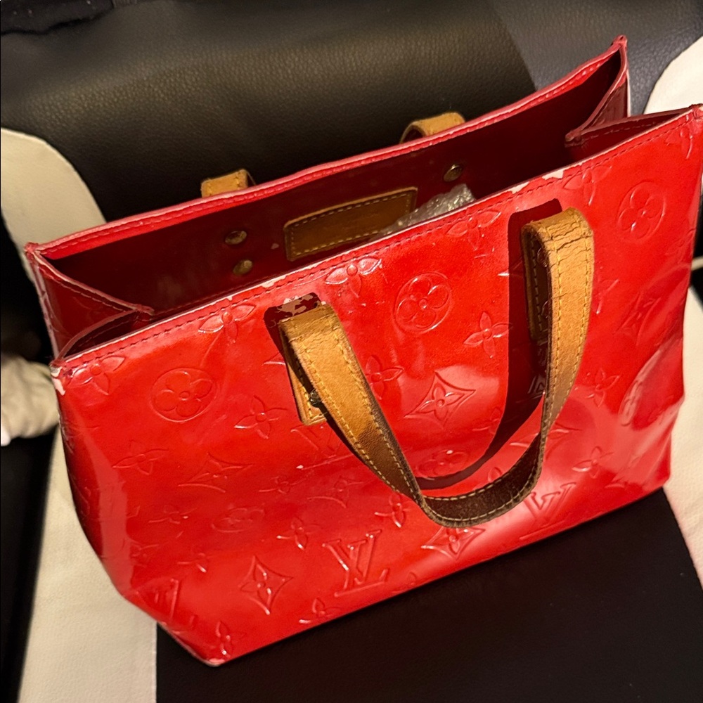 Louis Vuitton Vibrant Red Vernis Tote with leather Handles - Picture 2 of 11